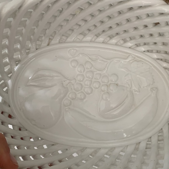 BEAUTIFUL VINTAGE ITALIAN MADE PORCELAIN BASKET SIGNED - Picture 8 of 11